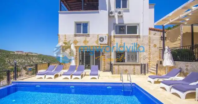 Kalkan Akbel mevkisinde konumlanan Özel havuzlu Deniz Manzaralı Villa Zirve dokuz yatak odalı olup 18 kişi kapasitesine sahip